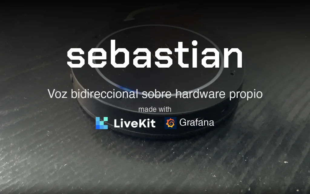 sebastian — Voz bidireccional sobre hardware propio: el altavoz sobre la mesa, con el anillo de luz encendido